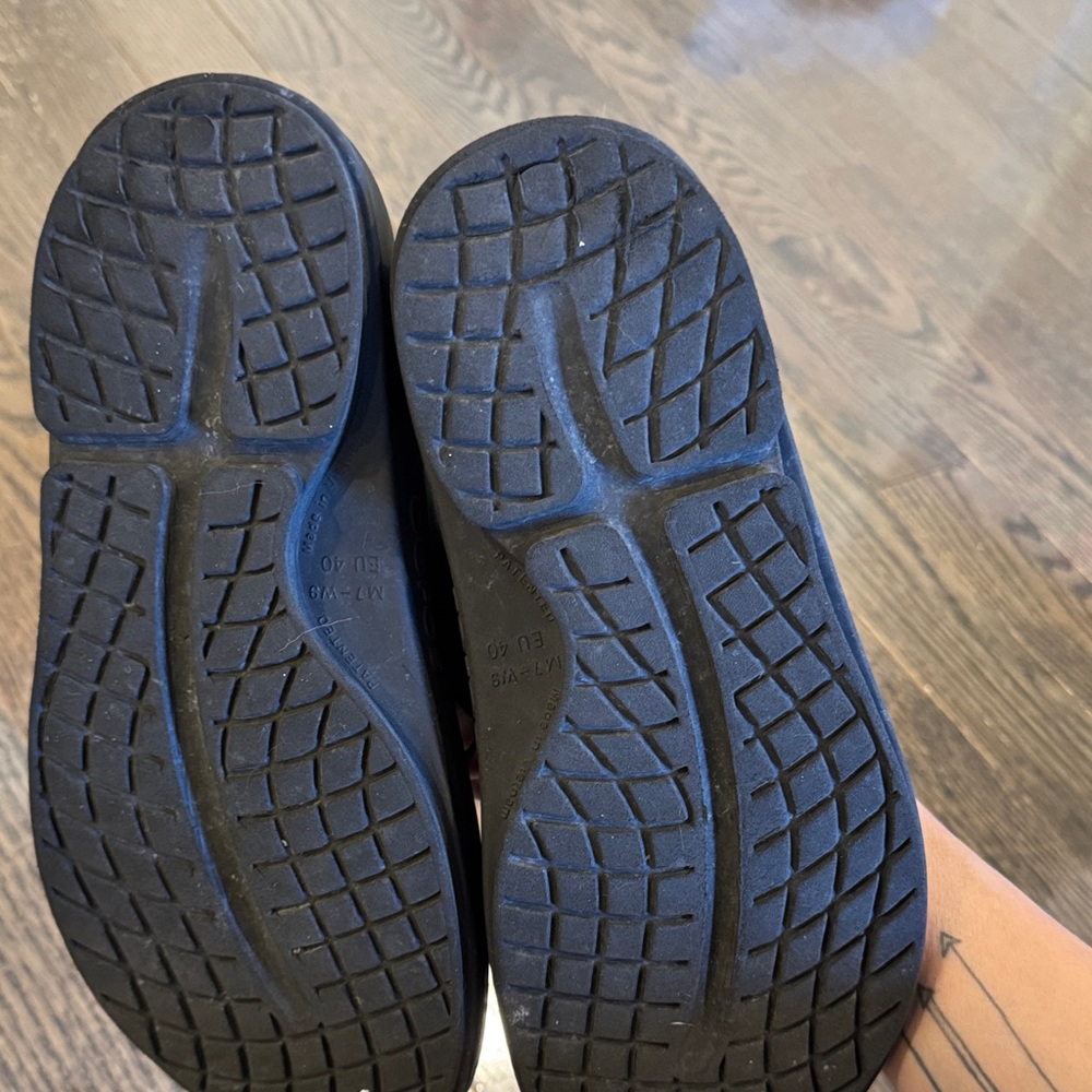 OOFOS Women's Classic Black cloud flip flop Sandals - Picture 6 of 6